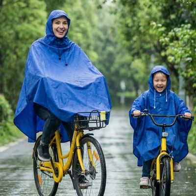 Maman et fille poncho pluie vélo voie verte il pleut