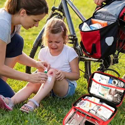 Mère soigne fille tombée vélo grâce trousse de premier secours