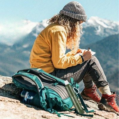 Paille qui filtre l'eau posée côté sur sac