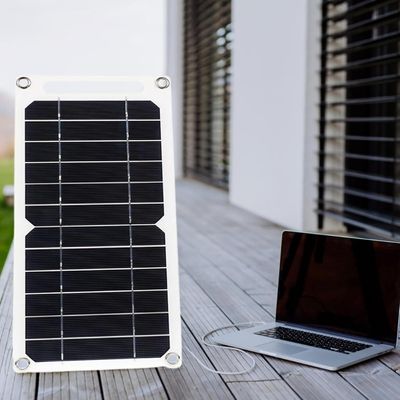 Panneau solaire camping recharge ordinateur sur terrasse