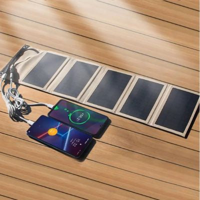 Panneau solaire souple sur terrasse recharge deux téléphones