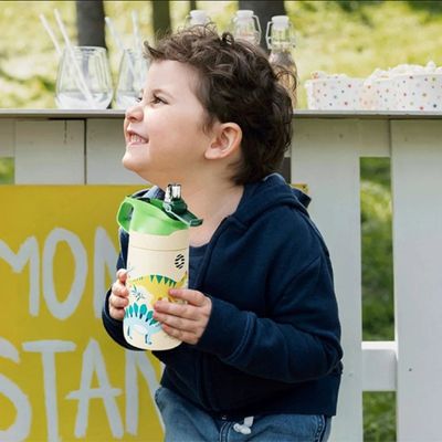 Petit garçon tout sourire attaché gourde isotherme enfant