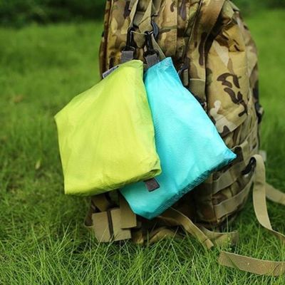 Pochette étanche fixée sac à dos