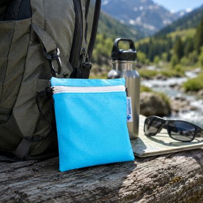 Pochette étanche randonnée accrochée sac à dos posé rocher