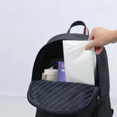 Poncho de pluie femme plié et rangé dans sac