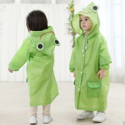 Poncho-pluie-enfant-regardant-autre-enfant-même-poncho