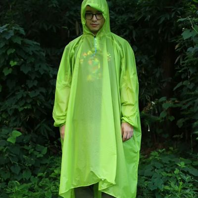Poncho-pluie-femme-sous-feuillage