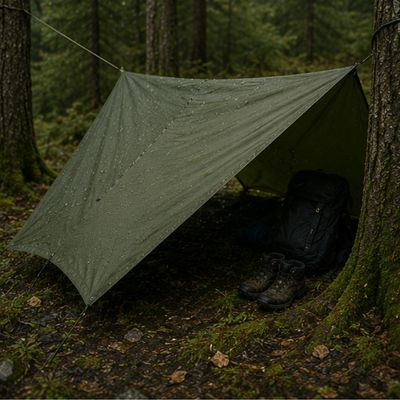 Poncho randonnée tendu sur fil entre 2 arbres