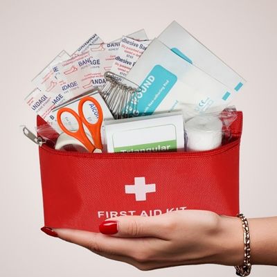 Randonnée trousse de secours tenant dans main