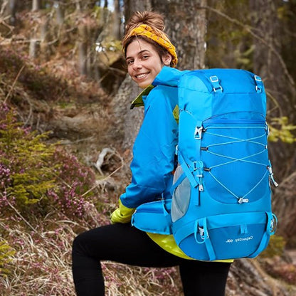 Sac à dos femme grand volume grimpe en forêt