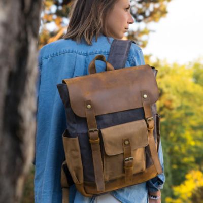 Sac à dos femme cuir balade dans parc