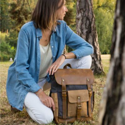 Sac à dos femme cuir posé par terre