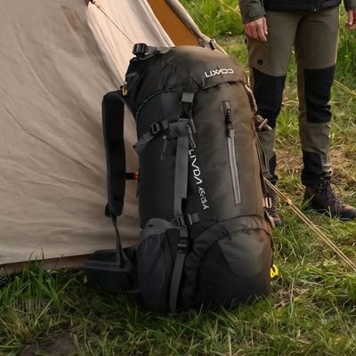 Sac à dos femme debout posé tente