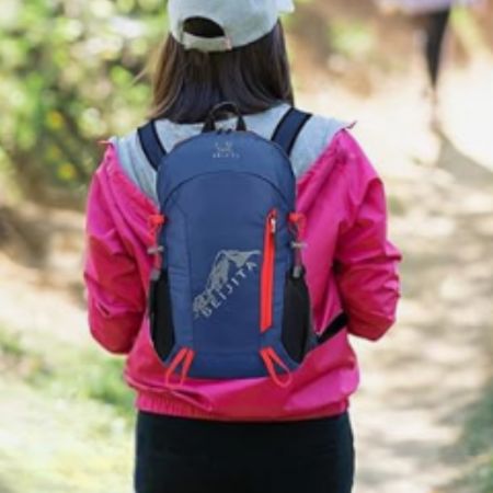 Sac à dos femme imperméable sur chemin randonnée