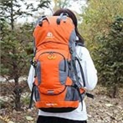 Sac à dos femme marche chemin avec pierres
