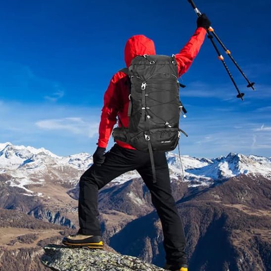 Sac à dos femme fait signe au sommet
