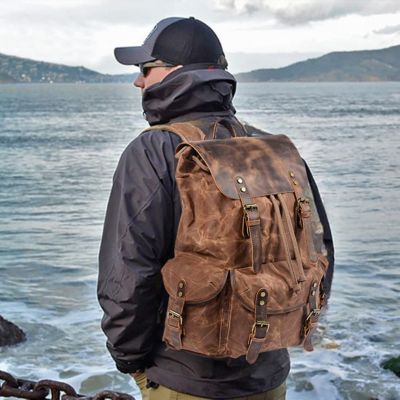 Sac à dos homme en cuir marche bord de mer