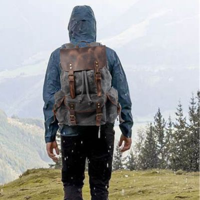 Sac à dos homme en cuir marche sous la pluie