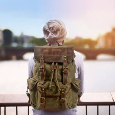 Sac à dos homme en cuir sur pont en ville