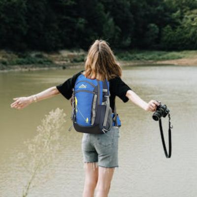 Sac à dos imperméable femme observe lac
