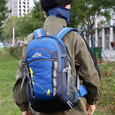Sac à dos imperméable femme couverte par temps froid