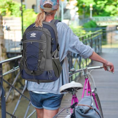 Femme tient vélo sac à dos petit sur dos