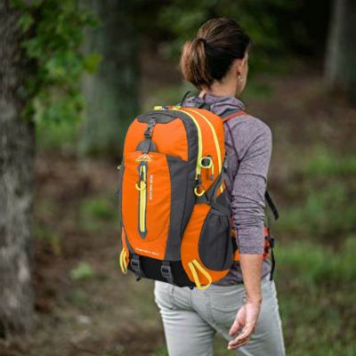 Sac à dos randonnée femme pratique forêt