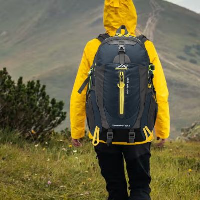 Sac-a-dos-randonnée-homme-pratique-chaume