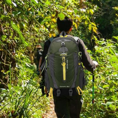 Sac-a-dos-randonnée-homme-pratique-sentier