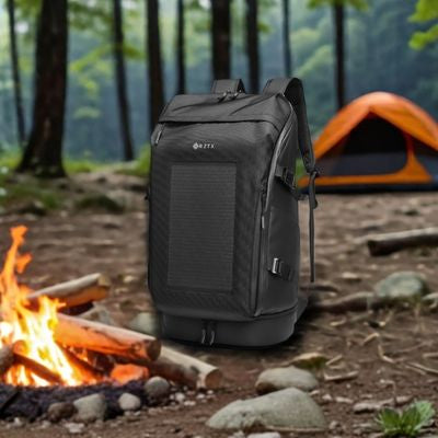 Sac a dos solaire mis près tente et feu