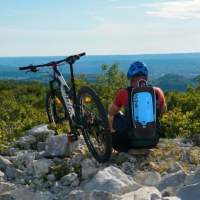Sac-a-dos-vélo-hydratation-homme-pause