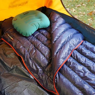 Sac de couchage étendu dans tente