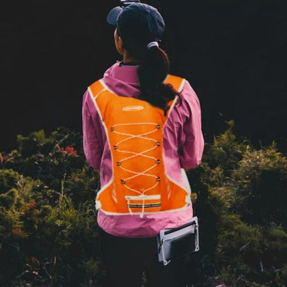 Femme nuit tombante avec sac hydratation finit sa randonnée