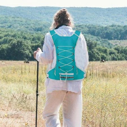 Femme avec sac hydratation fait randonnée sauvage