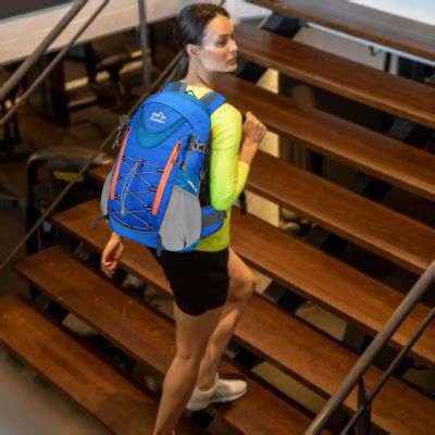 Sac impermeable femme active dans escalier pour sport