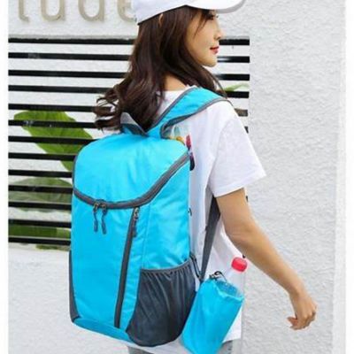 Sac imperméable femme pliable marche de côté