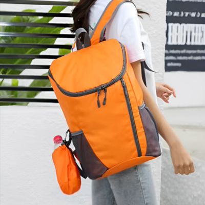 Sac imperméable femme pliable bretelle bandoulière  sur épaule