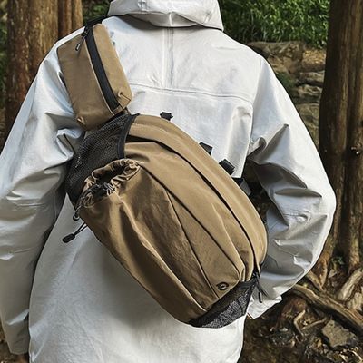 Sacoche banane tactique portée avec sa bandoulière