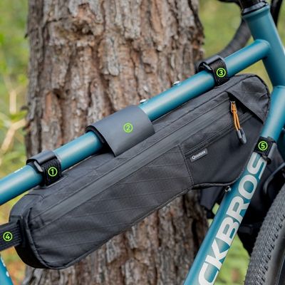 Sacoche de cadre pour vélo posée arbre