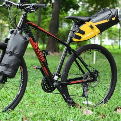 Sacoche de selle jaune fixée sur vtt