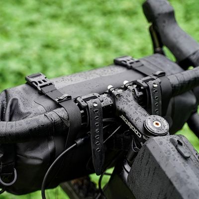 Sacoche guidon pour velo montée sous pluie