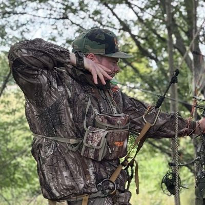 Sacoche poitrine homme chasse avec arc