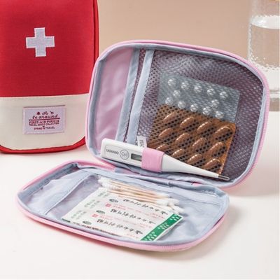 Sacoche premier secours ouverte avec emplacement thermomètre