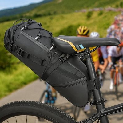 Sacoche selle velo bien arrimée cyclistes en fond