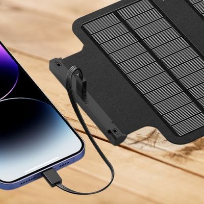 Téléphone se recharge directement panneau solaire randonnée
