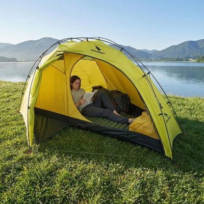 Tente 1 place ultra legere installée bord lac