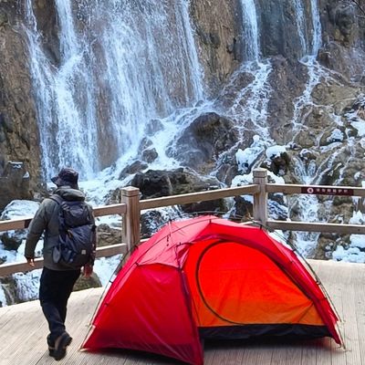 Tente 1 place ultra legere montée face cascade