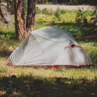 Tente 2 place ultra légère installée pied sapin