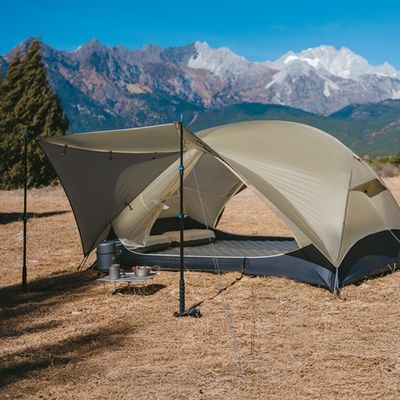 Tente camping ouverte avec auvent déployé