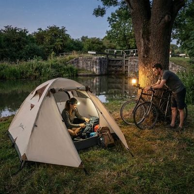 Tente dome installée près écluse